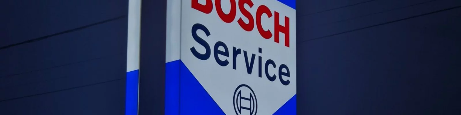 Svetleća Bosch Car Service tabla ispred SCT servisa